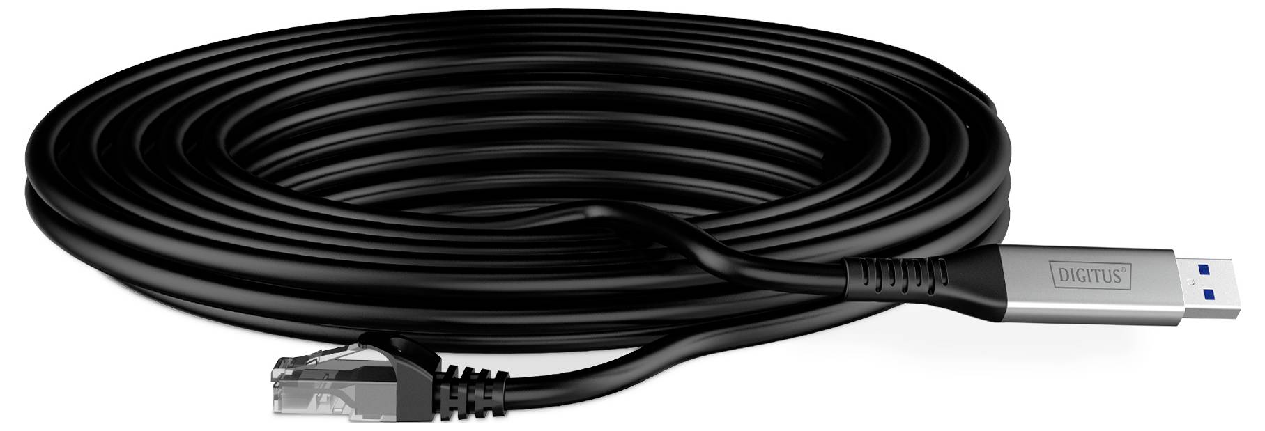 Ein gewickeltes schwarzes USB-Kabel mit einem Ethernet-Anschluss auf der einen und einem USB-Anschluss auf der anderen Seite, das zum Verbinden von Netzwerkgeräten entwickelt wurde.