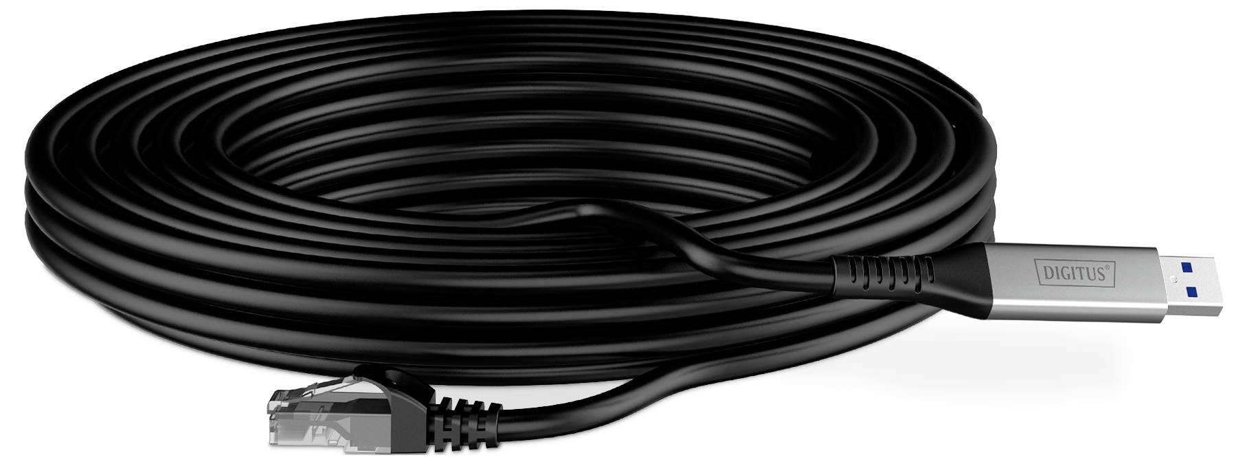 Ein langes, gewickeltes schwarzes USB-Kabel mit einem Ende, das einen silbernen USB-Anschluss aufweist, und dem anderen Ende mit einem Ethernet-Stecker, geeignet für Netzwerkverbindungen.