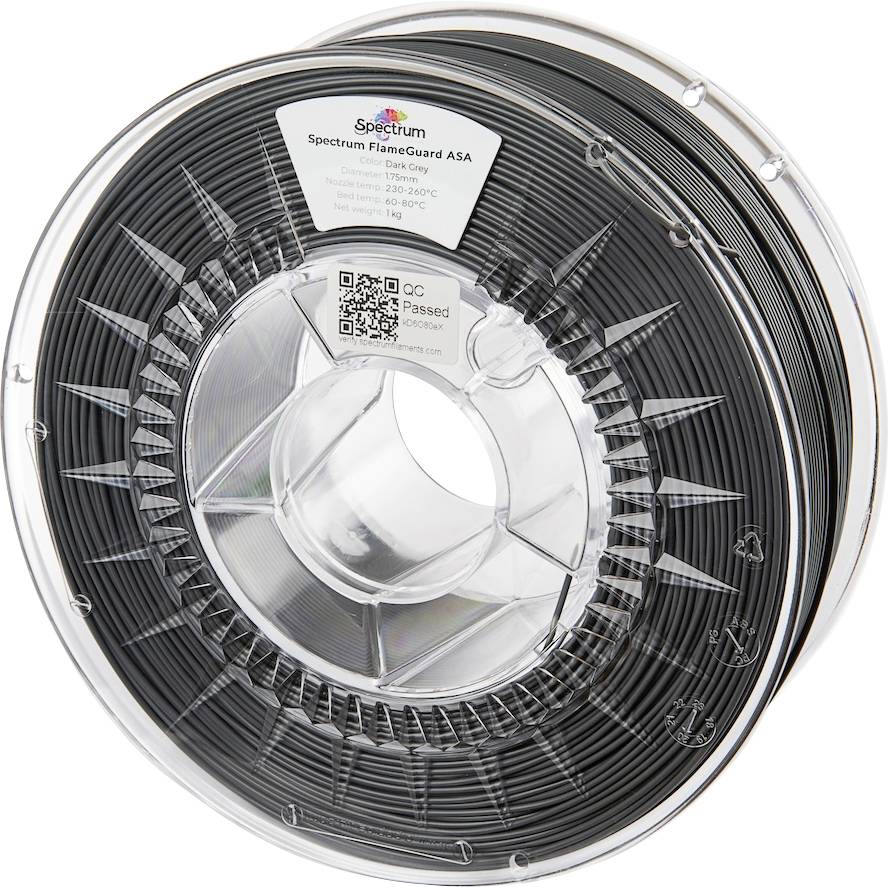 „Schwarze 3D-Druckfilamentrolle mit der Bezeichnung Spectrum FlameGuard ASA; enthält Durchmesser, Temperatur und QR-Code auf einem transparenten Halter."