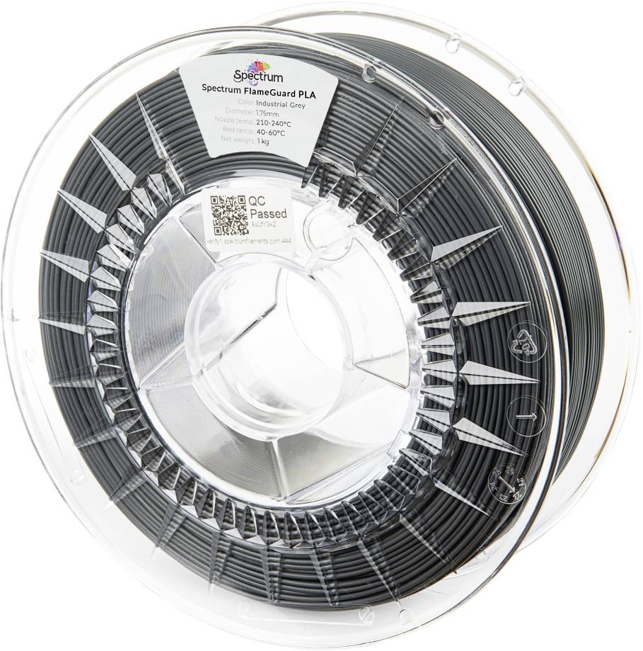 Eine transparente Spule 'Spectrum FlameGuard PLA' Filament in Industriegrau, gekennzeichnet mit Temperaturbereichs-Angaben und einem QS-Bestanden-Etikett.