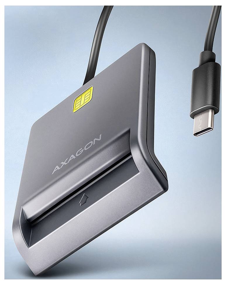 Eine graue Kartenlesegerät mit der Aufschrift "Axagon" mit einem USB-C-Anschluss und einem Steckplatz für eine SIM-Karte, vor einem blauen Hintergrund platziert.