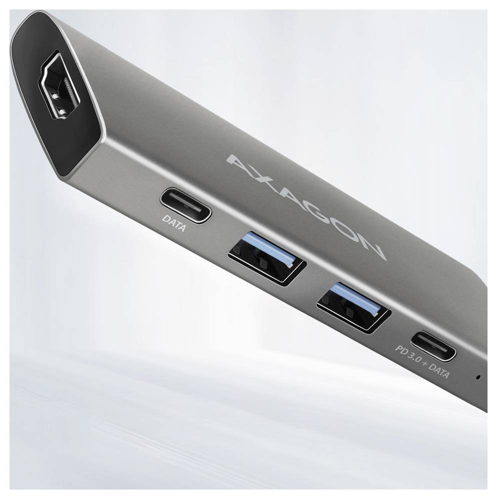 Ein schlankes Technikgerät mit einem HDMI-Anschluss und mehreren USB-Ports für Daten- und Stromverbindungen, seitlich mit der Aufschrift "AXAGON" versehen.