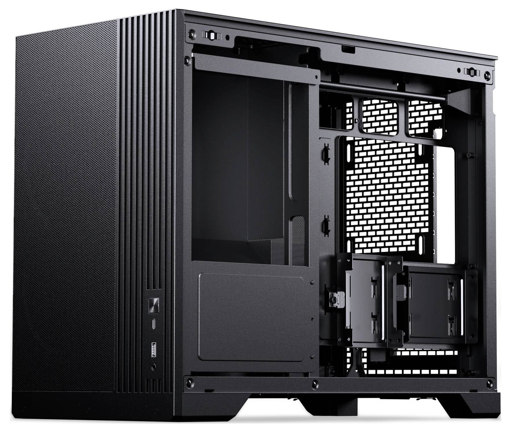 Ein schwarzes, offenes Computergehäuse mit einem Frontpanel aus Maschengewebe und internen Montagehalterungen für Komponenten wie Mainboard und Laufwerke.