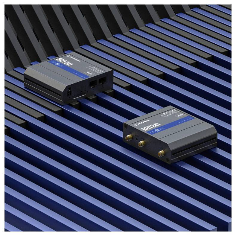 Zwei elektronische Geräte sind auf einer gestreiften blau-schwarzen Oberfläche platziert. Sie sind rechteckig und verfügen über verschiedene Anschlüsse und Etiketten, die technische Spezifikationen anzeigen.