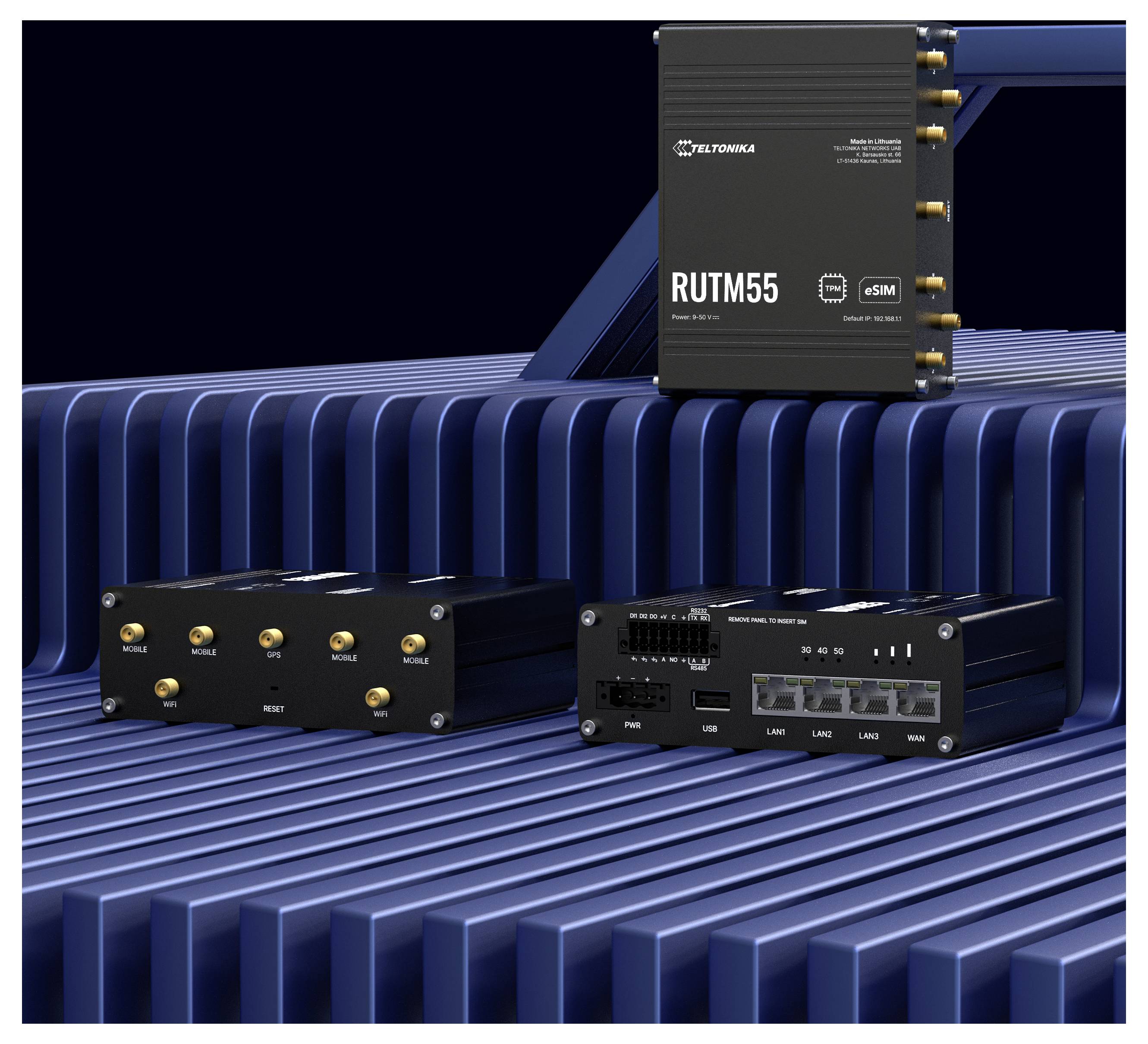 Drei schwarze, rechteckige elektronische Geräte mit verschiedenen Anschlüssen und Beschriftungen liegen auf einer blauen, gerippten Oberfläche vor einem dunklen Hintergrund.