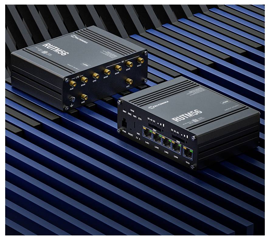 Zwei schwarze elektronische Geräte auf einer blauen Oberfläche. Jedes Gerät verfügt über mehrere Anschlüsse und sichtbare Beschriftungen und wird für Netzwerkzwecke verwendet.