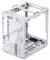 Ein Computergehäuse-Rahmen aus Metall in Weiß, mit offenem Design, perforierten Blenden, Montageschlitzen und strukturellen Trägern für die Hardwaremontage.