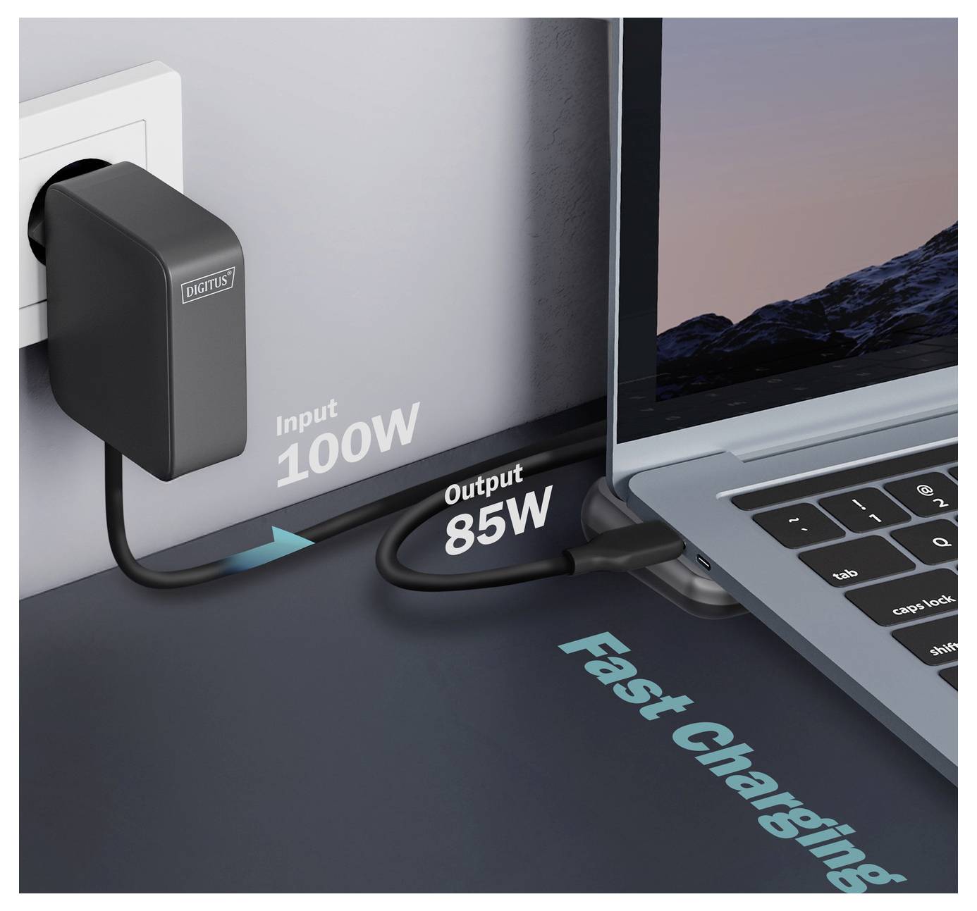 Ein Ladegerät mit der Aufschrift "Eingangsspannung 100W, Ausgangsspannung 85W" ist in eine Steckdose eingesteckt und mit einem Laptop verbunden, in dessen Nähe die Worte "Schnellladen" stehen.