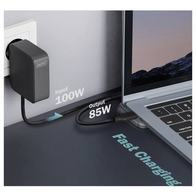 Ein Ladegerät mit der Aufschrift "Eingangsspannung 100W, Ausgangsspannung 85W" ist in eine Steckdose eingesteckt und mit einem Laptop verbunden, in dessen Nähe die Worte "Schnellladen" stehen.