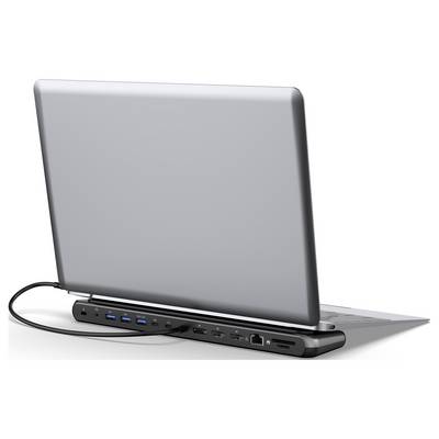 Ein silberner Laptop, der an einer Dockingstation mit mehreren Anschlüssen wie USB, HDMI und Ethernet angeschlossen ist.