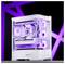 Ein schlanker weißer Gaming-PC-Turm, der mit violetter LED-Beleuchtung erstrahlt und sichtbare Komponenten wie Kühlventilatoren und eine sichtbare Grafikkarte aufweist.