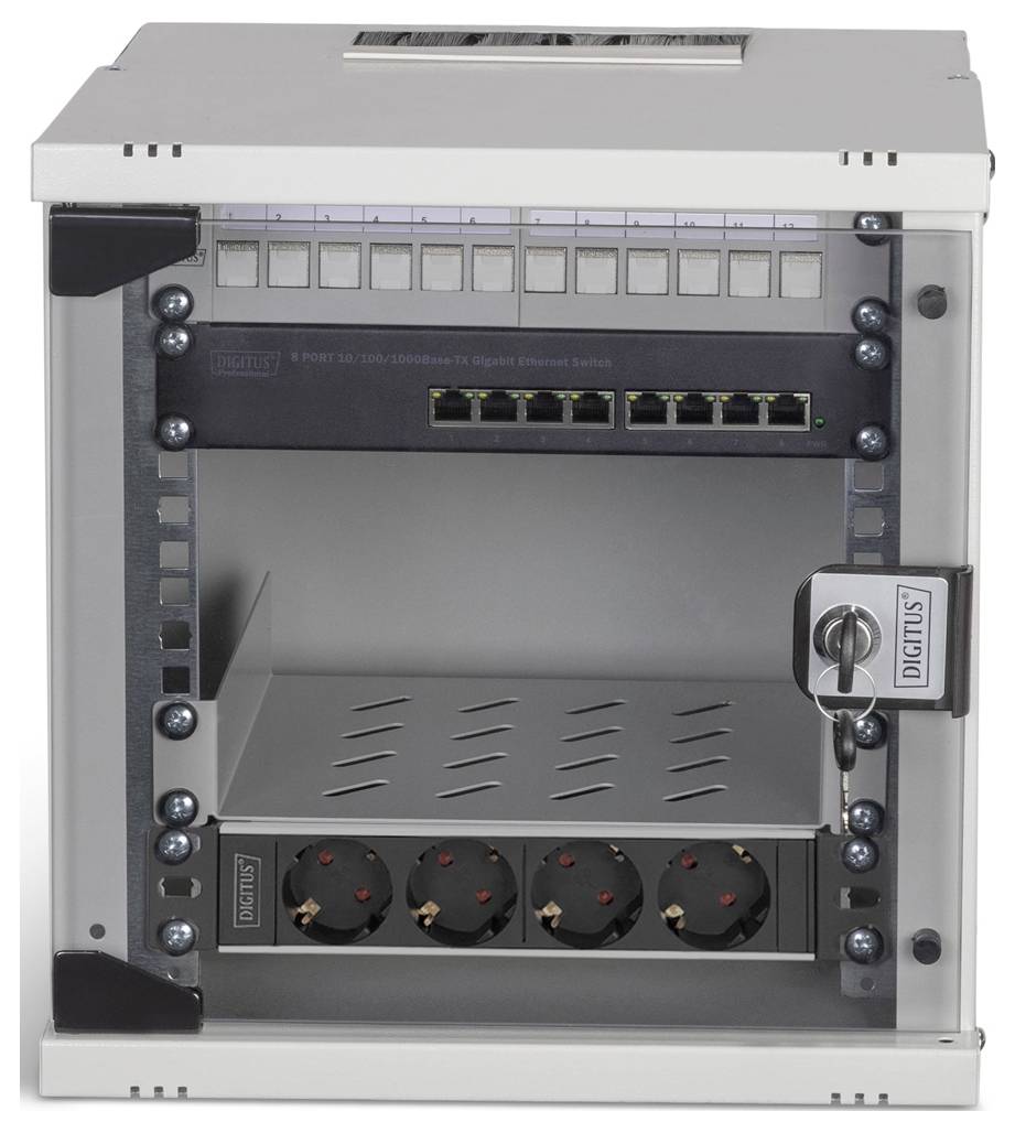 Ein an der Wand montierter Netzwerkschrank mit einer abschließbaren transparenten Tür enthält einen Netzwerk-Switch und mehrere Stromsteckdosen mit einem Metallregal.
