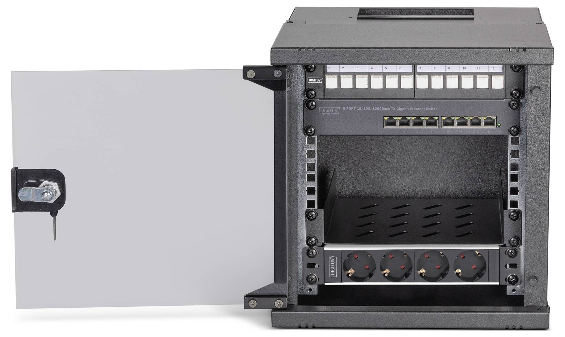 Ein schwarzer, wandmontierter Netzwerk-Serverschrank mit offener Tür, der Patchpanels, einen Switch und Stromsteckdosen im Inneren zeigt.