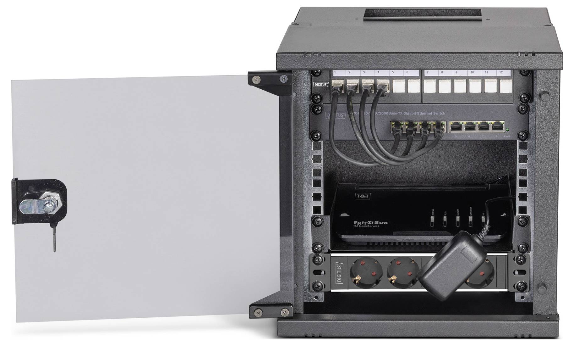 Ein offener Netzwerkschrank zeigt eine Patchpanel, Switches und Kabel, die im Inneren ordentlich organisiert sind.