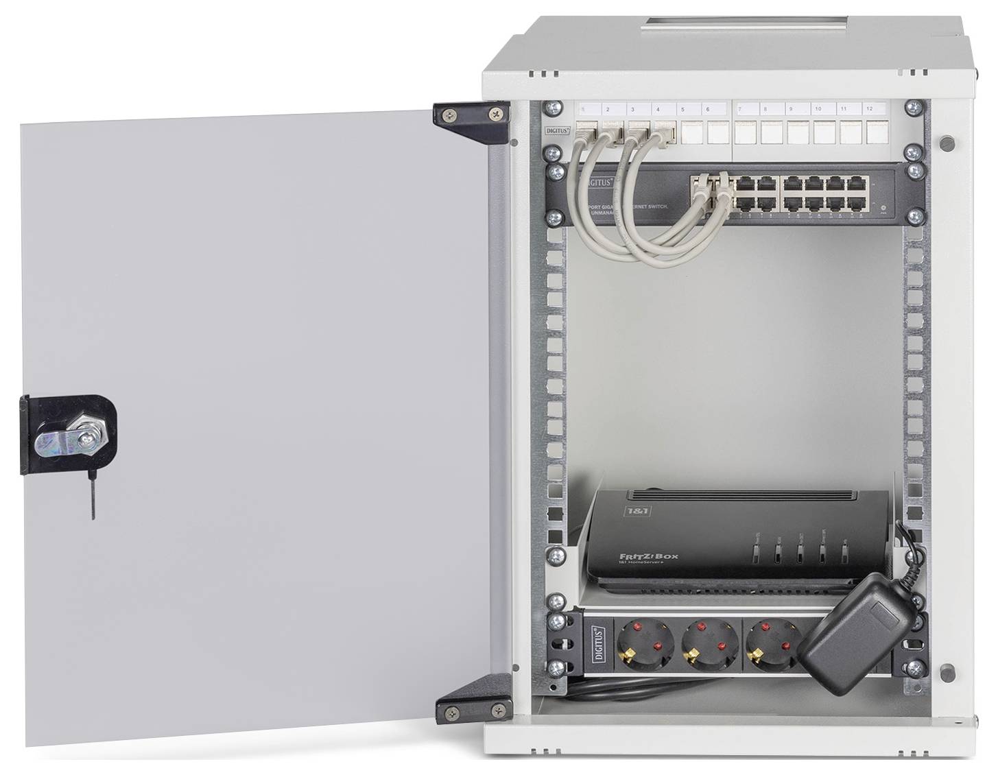 Ein kleiner, offener Serverschrank, der einen Netzwerkswitch mit mehreren angeschlossenen Kabeln und eine im Rack montierte Steckdosenleiste mit Steckern enthält.