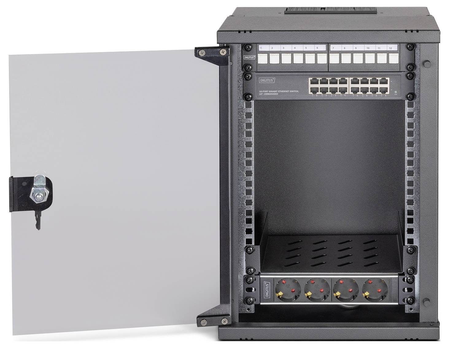 Ein kleines Servergestell mit einer offenen Tür gibt den Blick frei auf einen Netzwerkswitch oben und eine Reihe von vier Stromsteckdosen am unteren Ende.