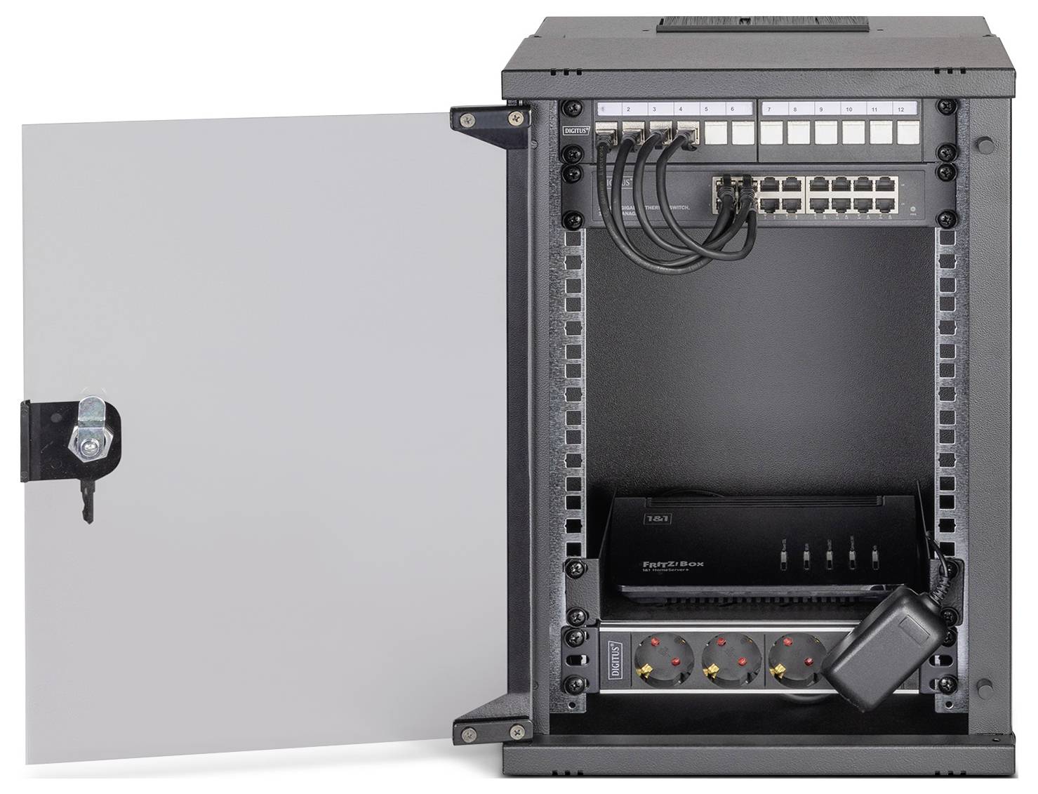 Ein offener ServerSchrank offenbart einen Netzwerkswitch mit angeschlossenen Kabeln, ein im Rack montiertes Gerät und eine Steckdosenleiste im Inneren.