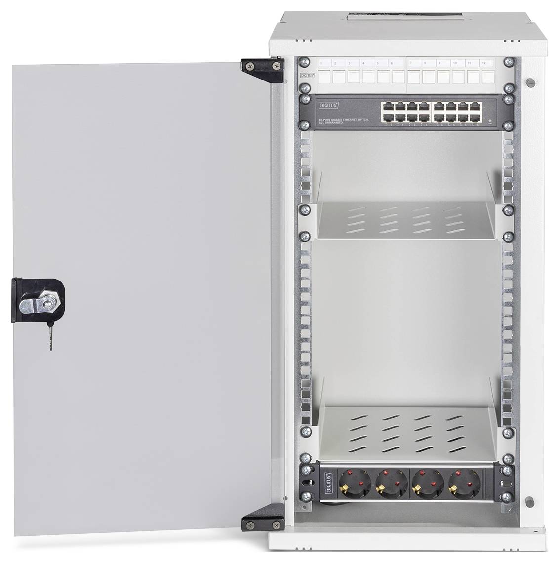 Ein offener Elektroschrank mit Regalen, Netzwerkbuchsen und sichtbaren Schaltern im Inneren. Die Schranktür ist mit einem Schlüsselschloss gesichert.