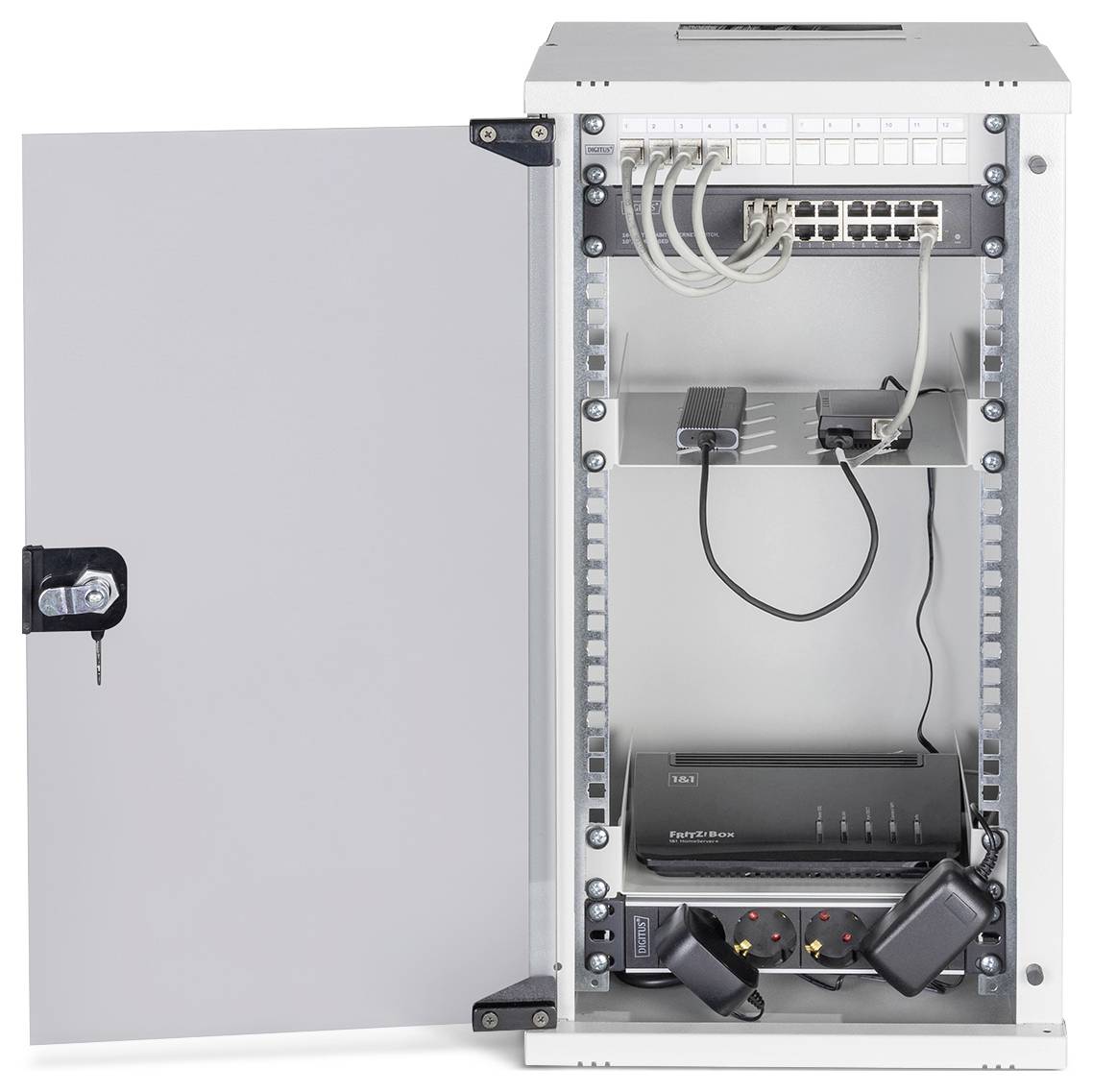 Offenes Serverrack mit Netzwerkausrüstung, am oberen Rand angeschlossenen Kabeln und verschiedenen elektronischen Geräten, die auf Regalen angeordnet sind.