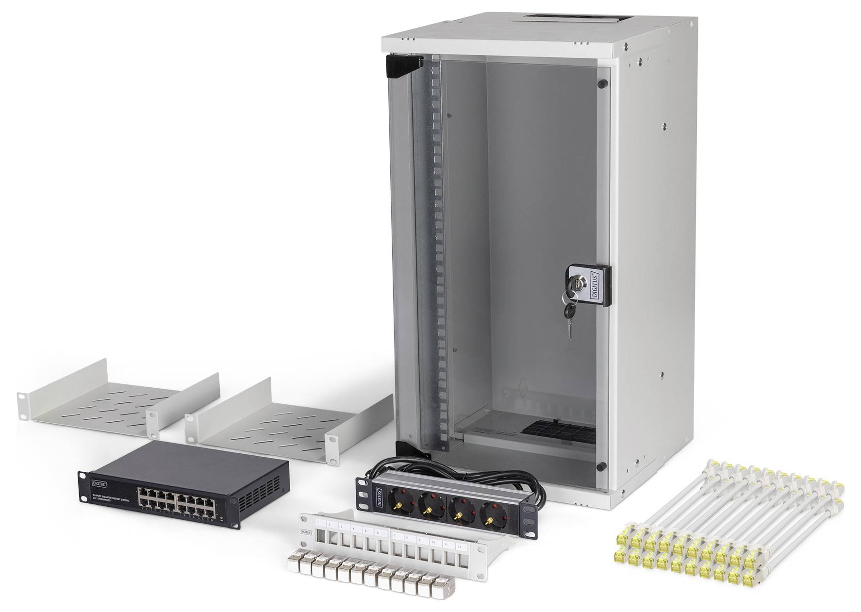 Netzwerkschrank-Einrichtung inklusive eines Metallgehäuses mit Schloss, Ethernet-Switch, Patchpanel, Kabelorganisatoren und Montagehalterungen.