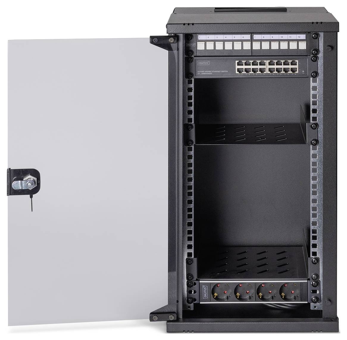 Offener Netzwerkserverschrank mit Patchpanel, leeren Montageplätzen und Stromverteilungseinheit am unteren Ende. Die Tür steht offen.