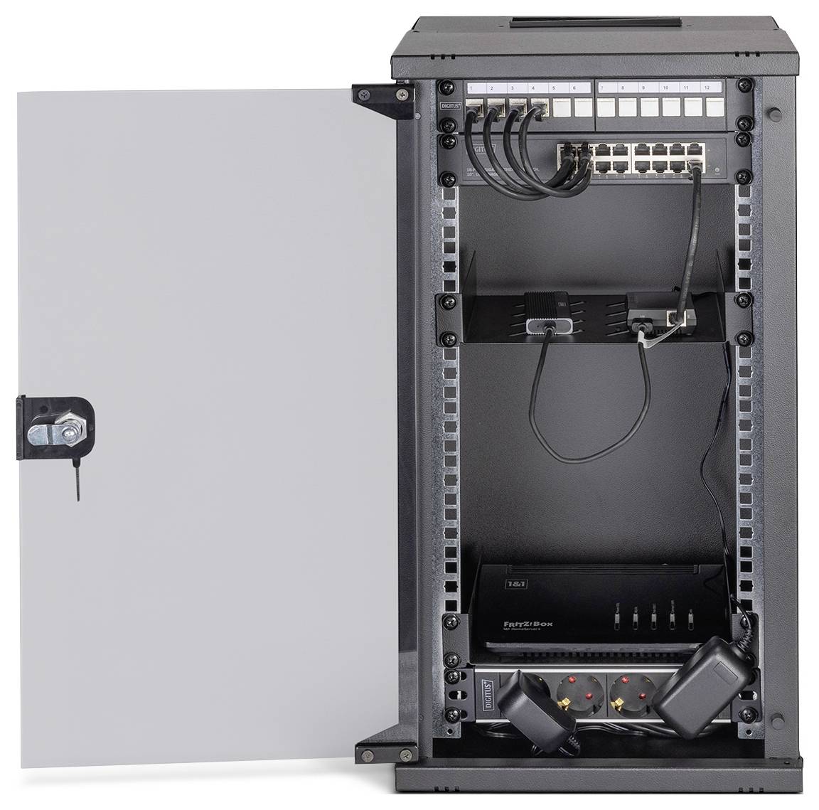 Offenes Serverrack mit Netzwerkkabeln und Ausrüstung, einschließlich eines Switches und einer Steckdosenleiste am unteren Rand. Tür nach links aufgeschwungen.