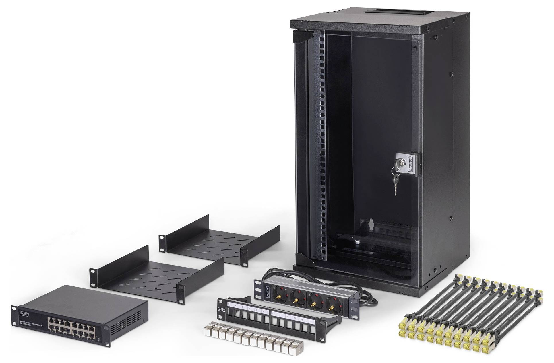Netzwerkschrank-Kit mit einem offenen schwarzen Schrank, zwei Einlegeböden, einem Stromverteiler, Kabelmanagemnet-Zubehör und einem Netzwerk-Switch.