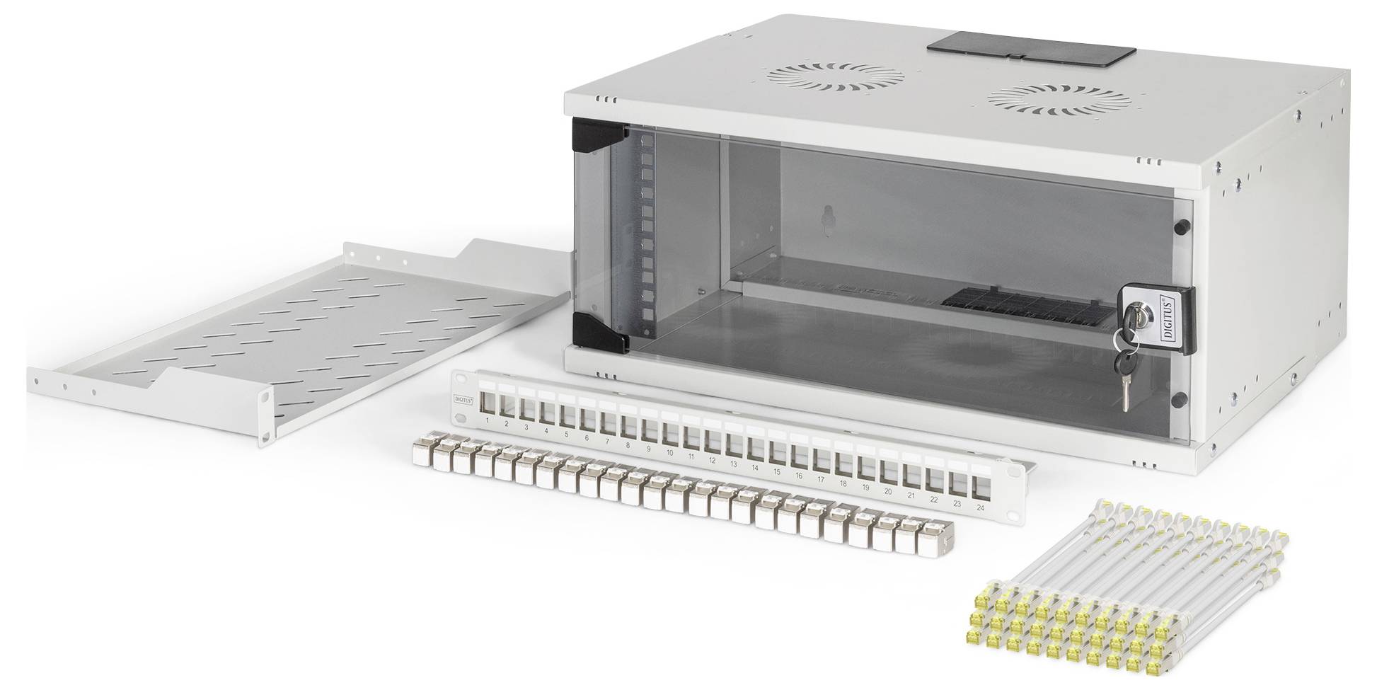 Ein weißer Metallnetzwerkschrank mit geöffneter Frontplatte, Nebenfach, Patchpanel und einem Satz Kabeln.