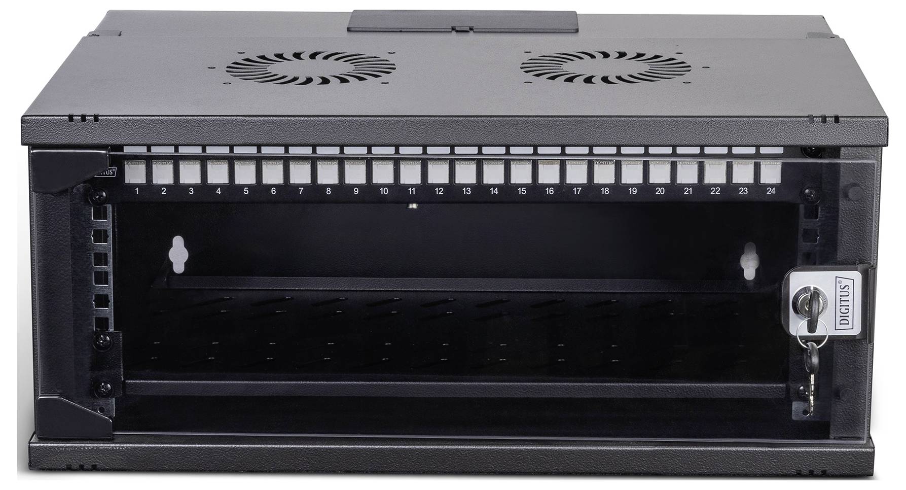 Ein schwarzer Netzwerk-Serverschrank mit einer Glastür, ausgestattet mit belüfteten Löchern oben und einem Schloss an der Vorderseite.