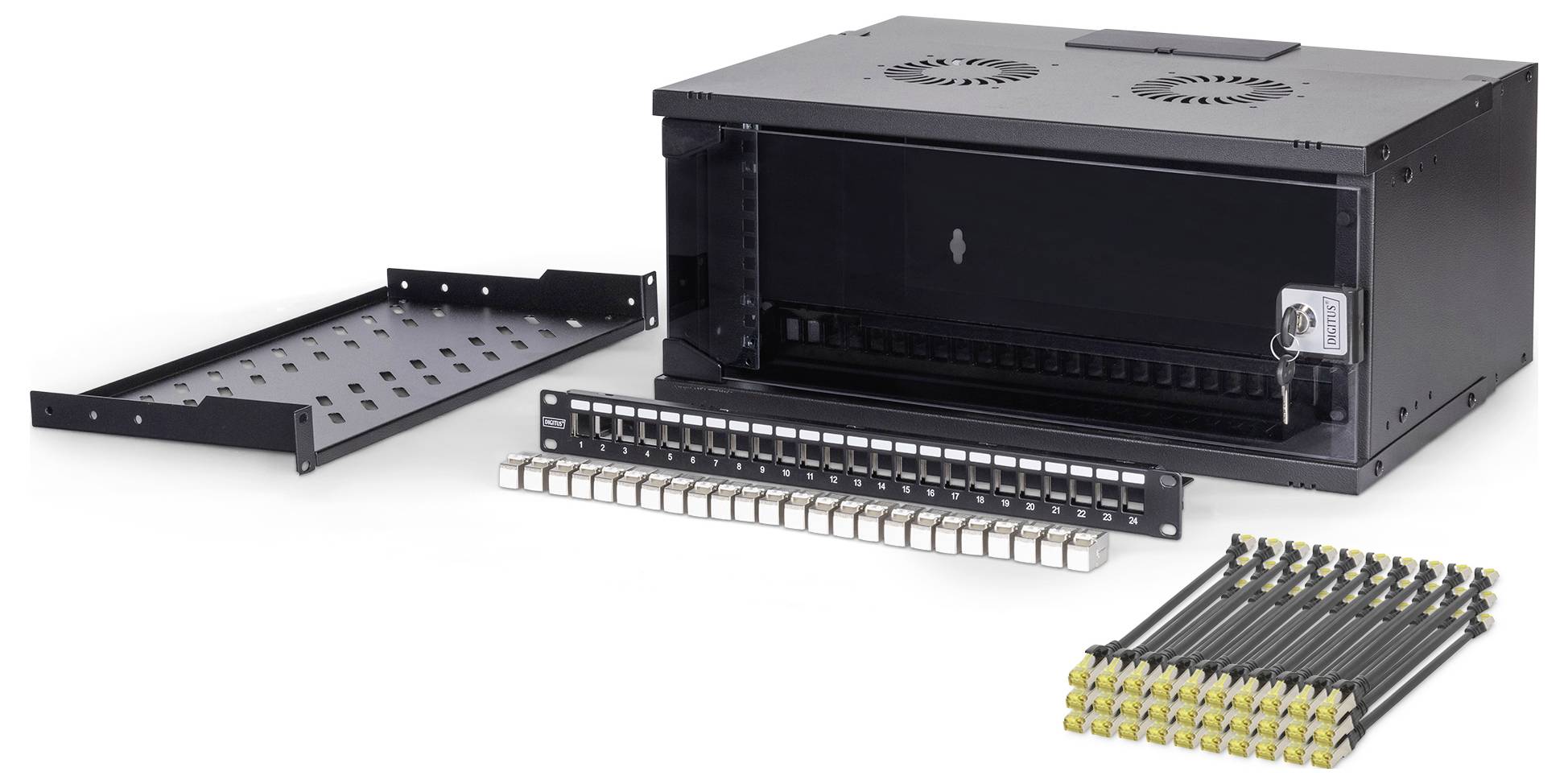 Ein schwarzes Netzwerkgestell mit einer offenen Tür, einem leeren Panel, einem Kabelorganizer und einem Satz schwarzer Kabel mit goldenen Anschlüssen, die daneben angeordnet sind.