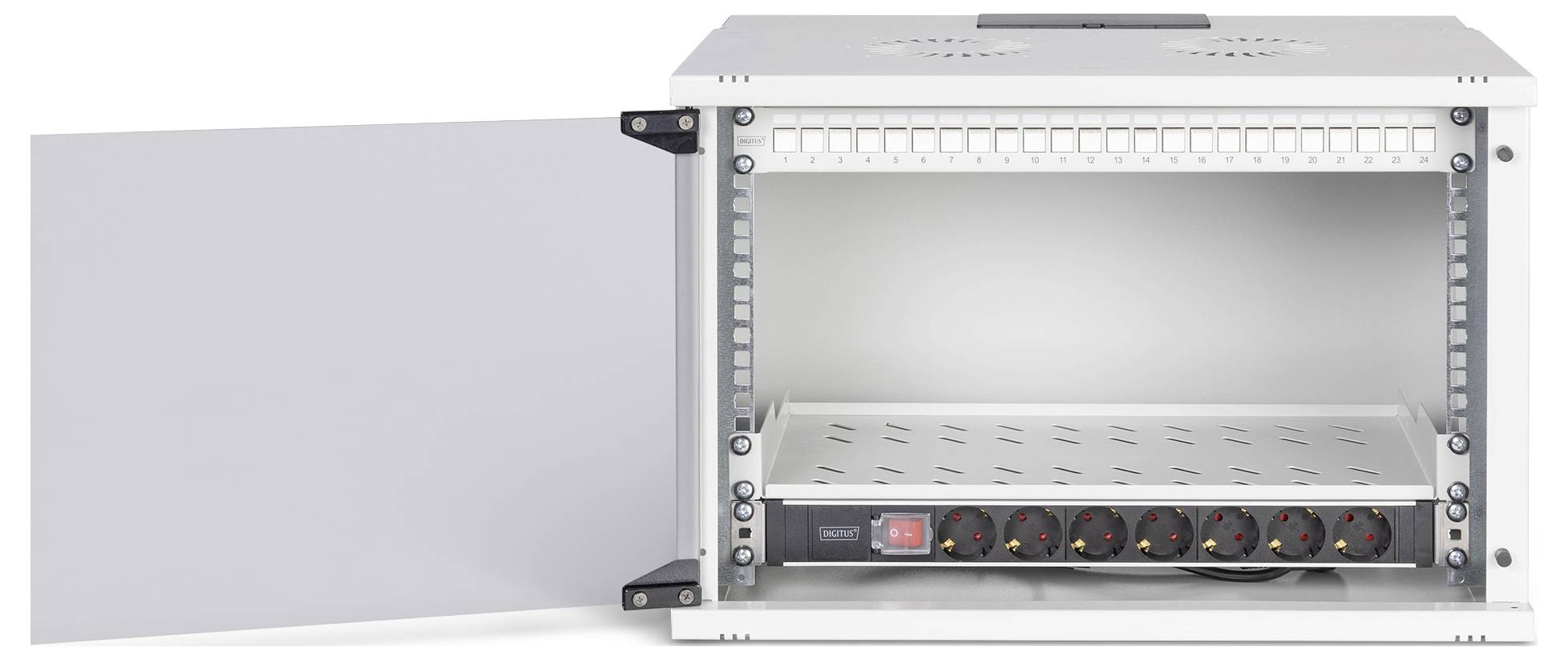 Offenes Serverrack-Metallgehäuse mit einer angelehnte Vordertür, das leere Einschübe und Stromsteckdosen im unteren Bereich zeigt.