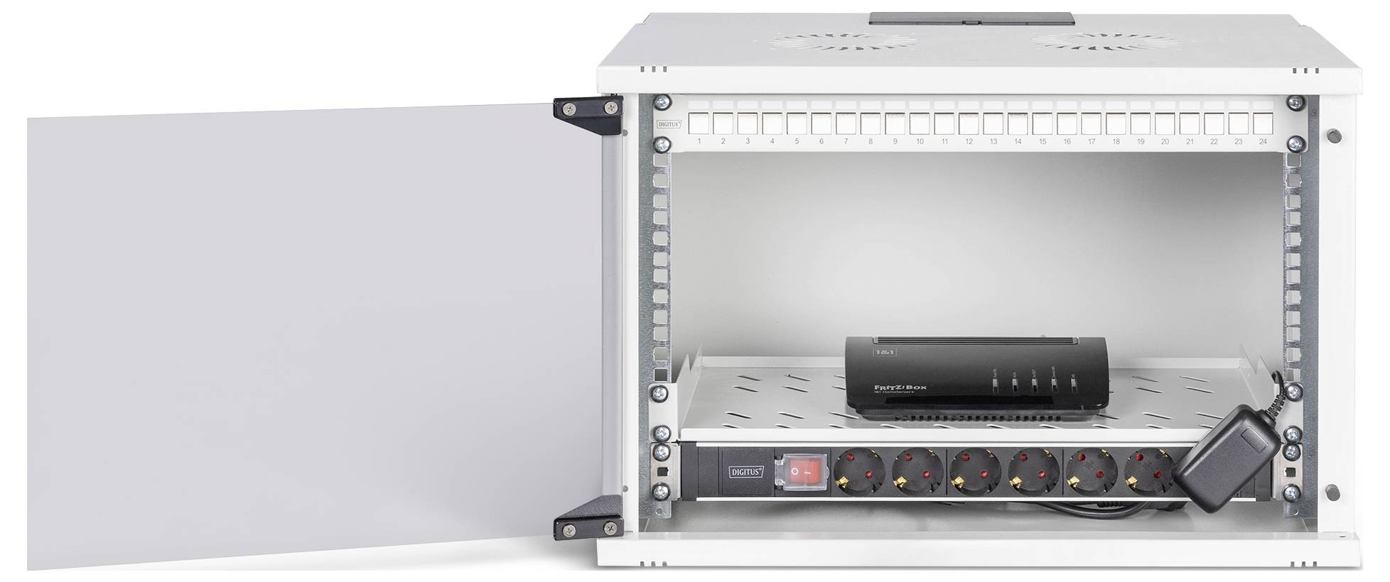 Ein weißes offenes Serverrack mit einem Netzwerk-Switch im Inneren, verbunden mit einer Steckdosenleiste und einem Überspannungsschutz, was eine Servereinrichtung andeutet.
