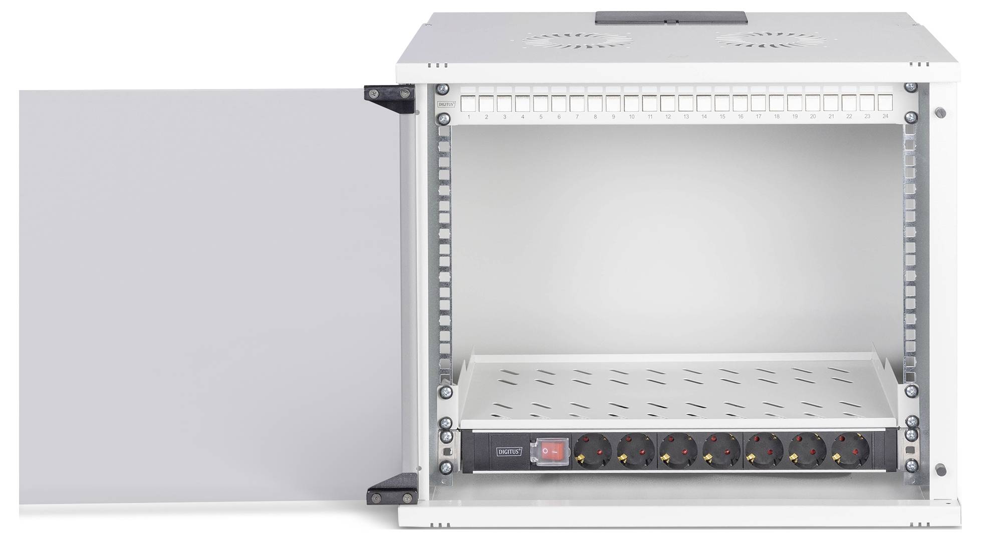 Ein offenes, wandmontiertes Netzwerkschrank mit einem leeren Rack, einem belüfteten Regalboden, sechs Steckdosen und einer offenen Frontür für Hardwareinstallation.
