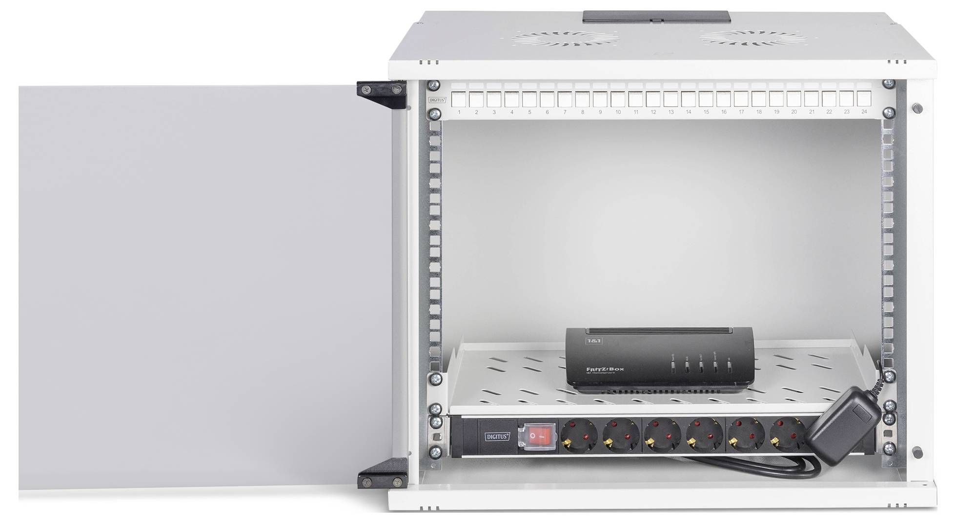 Elektrische Schaltschrank öffnen mit einem Regal, das einen schwarzen Netzwerkswitch, eine Stromverteilungsanlage und Kabel enthält, typischerweise verwendet für organisierte Netzwerkinstallationen.