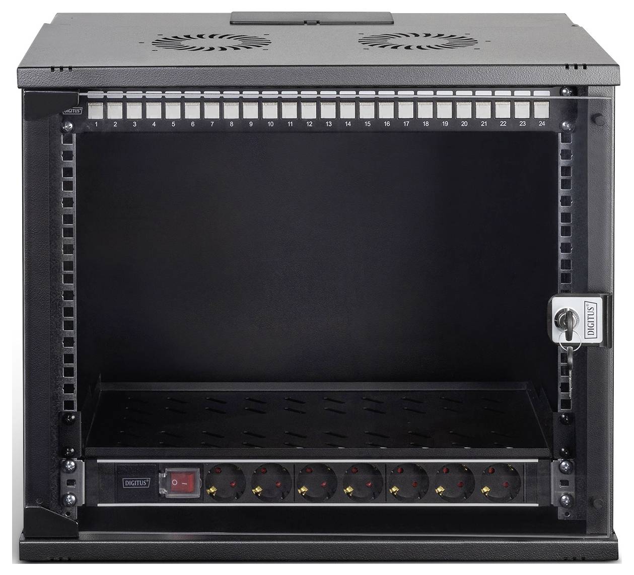 Ein schwarzer Serverrack-Schrank mit offener Vorderseite, geeignet für Netzwerkausrüstung. Ausgestattet mit Kühlventilatoren oben, nummerierten Einschüben und Steckdosenleiste.