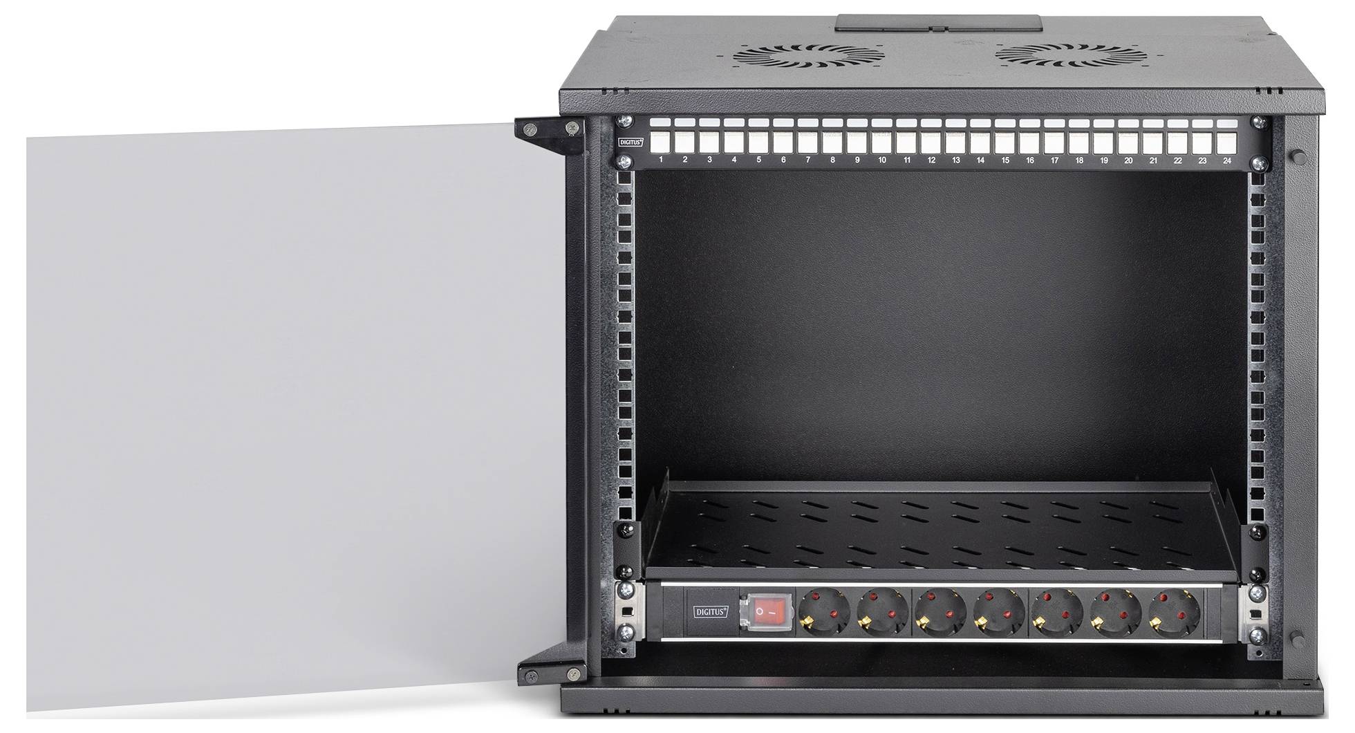 Ein offenes schwarzes Servergestell mit einem Stromverteilungsgerät im Inneren, von vorne sichtbar mit einer teilweise geöffneten Tür.