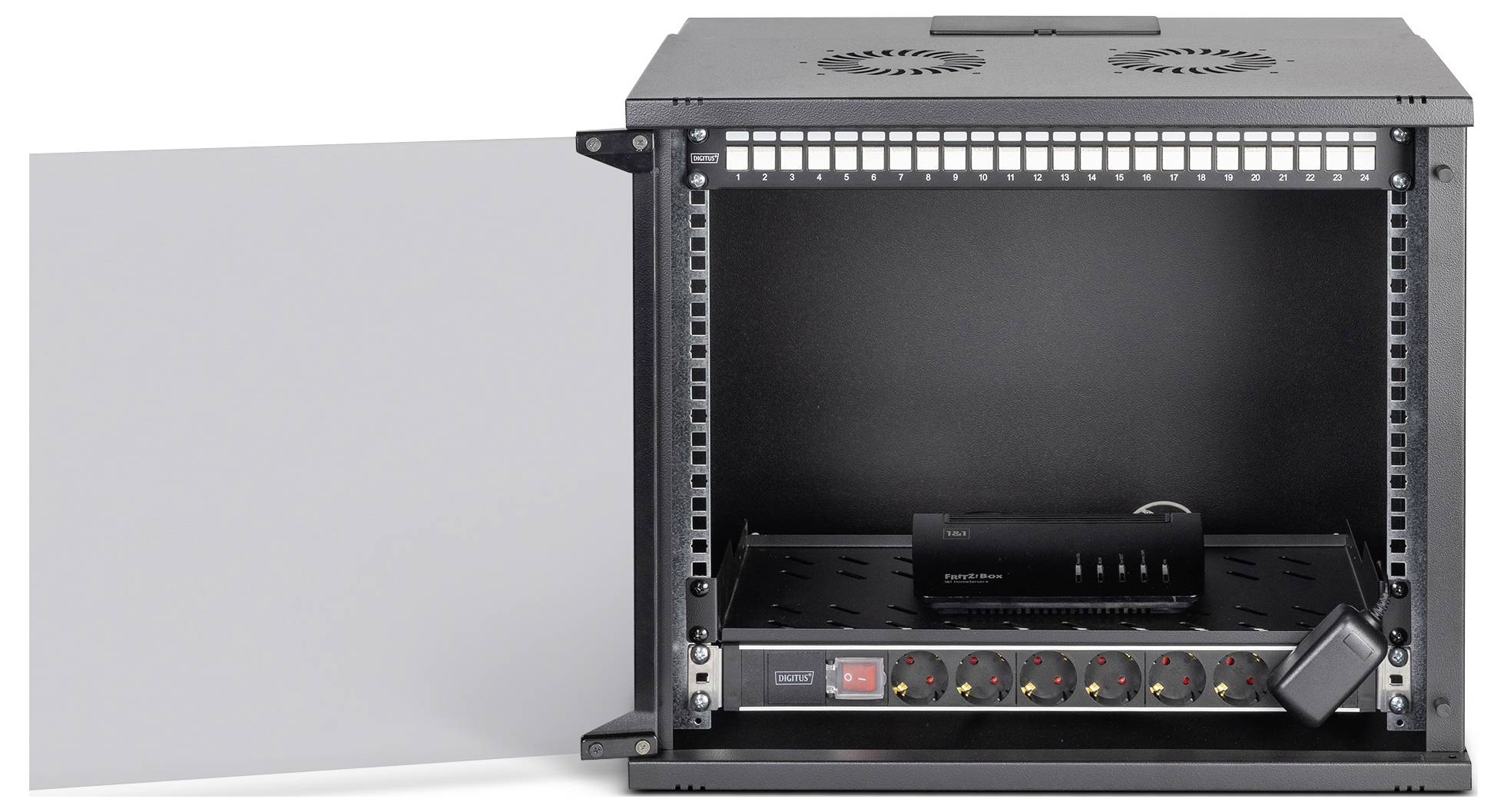 Ein offener schwarzer Serverrack mit einer angelehnte Tür, in dem eine Steckdosenleiste und ein kleines elektronisches Gerät zu sehen sind.