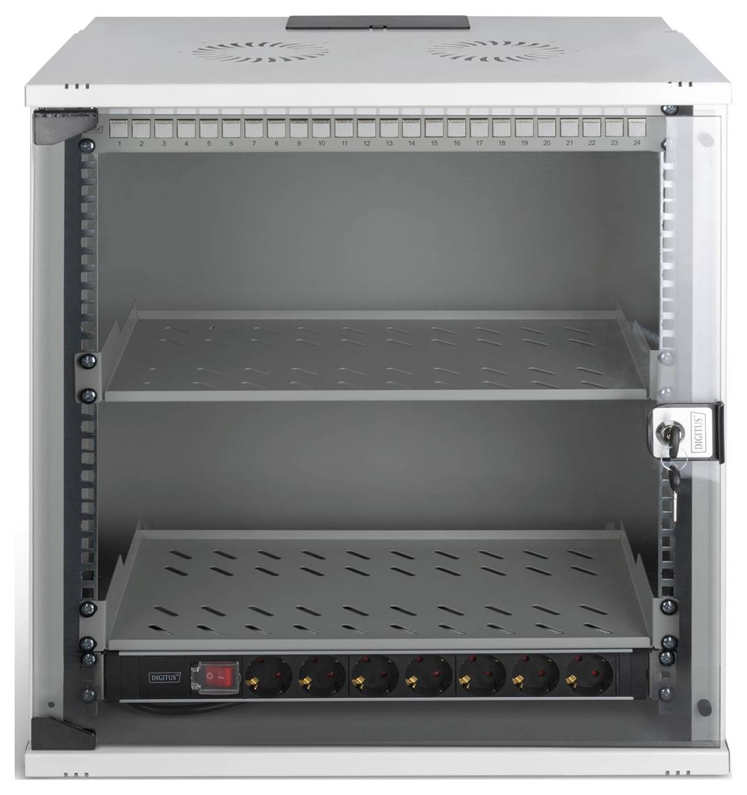 Ein Metallschrank mit einer transparenten Tür enthält zwei Regale und eine Mehrfachsteckdosenleiste. Geeignet zur Organisation von elektronischen Geräten.