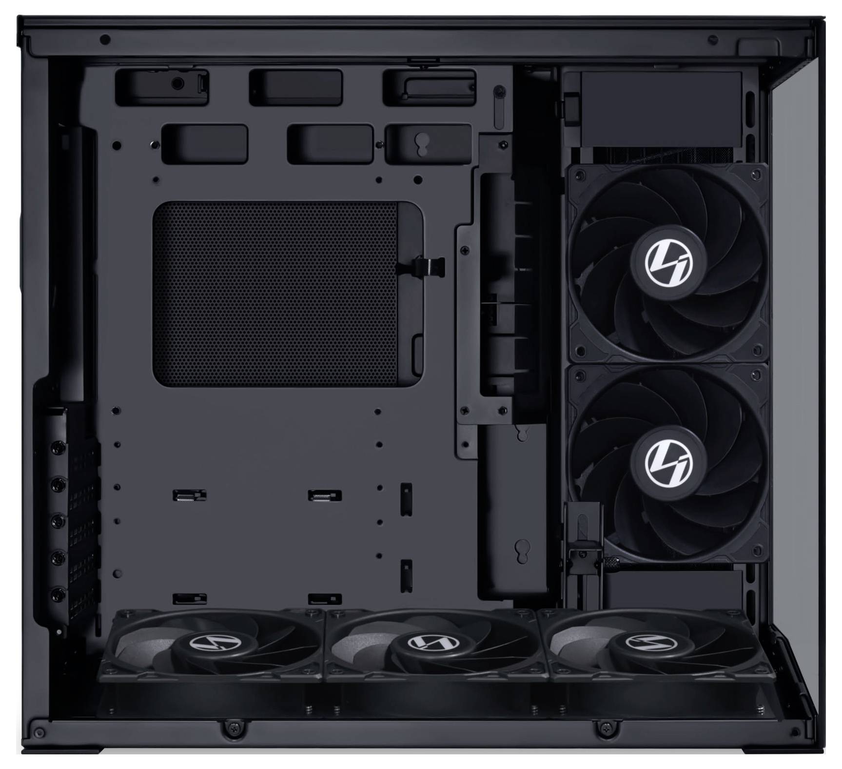 Geöffneter Computergehäuseinnenleben mit sichtbarem leerem Motherboard-Bereich, drei Kühlventilatoren an der Oberseite und zwei vertikalen Ventilatoren an der Seite, keine Komponenten eingesetzt.