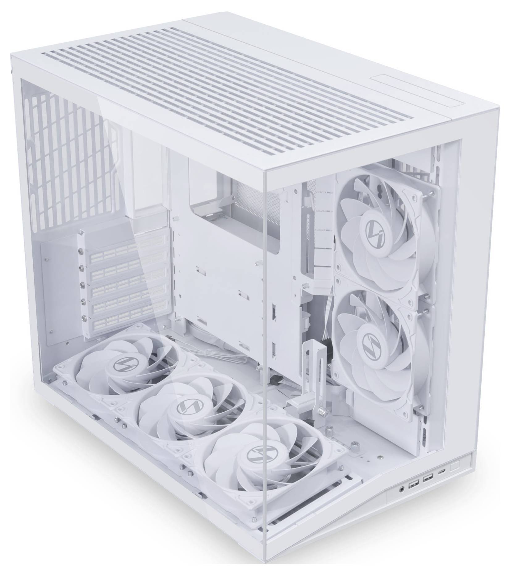 Ein weißes Computergehäuse mit einer transparenten Seitenscheibe, die vier montierte Kühlventilatoren zeigt, konzipiert für effiziente Luftzirkulation und Sichtbarkeit der Hardware.