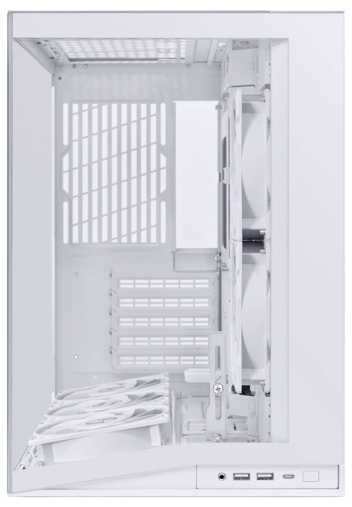 Ein weißes Computergehäuse mit mehreren Schlitzen und Plätzen für Lüfter, Erweiterungskarten und andere Komponenten. Drei USB-Anschlüsse und ein Einschaltknopf sind auf der Frontplatte sichtbar.