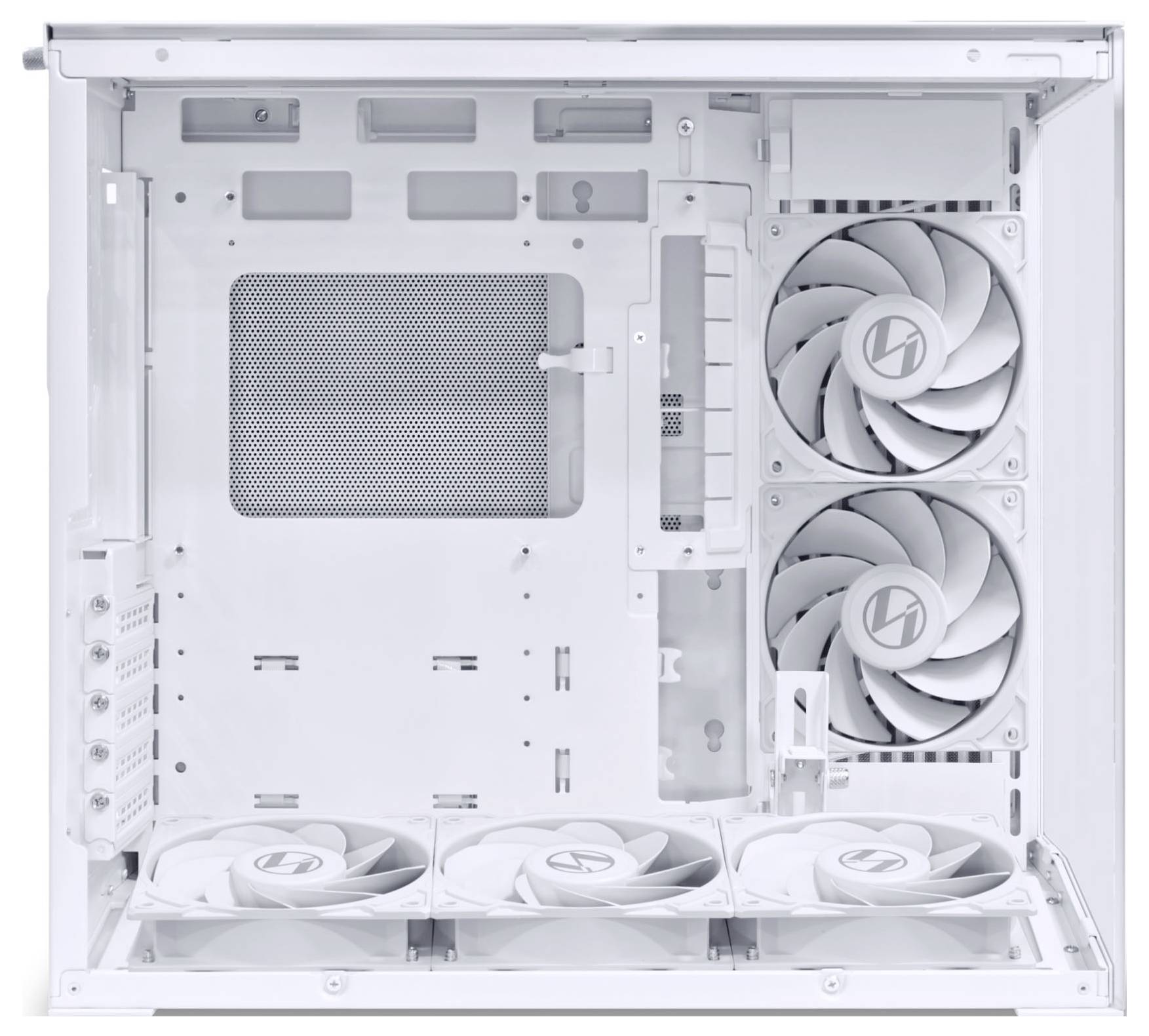 Ein weißes Computergehäuse mit mehreren Kühlventilatoren und geräumigem Innenraum für Hardwarekomponenten, aus einem Seitenwinkel betrachtet.