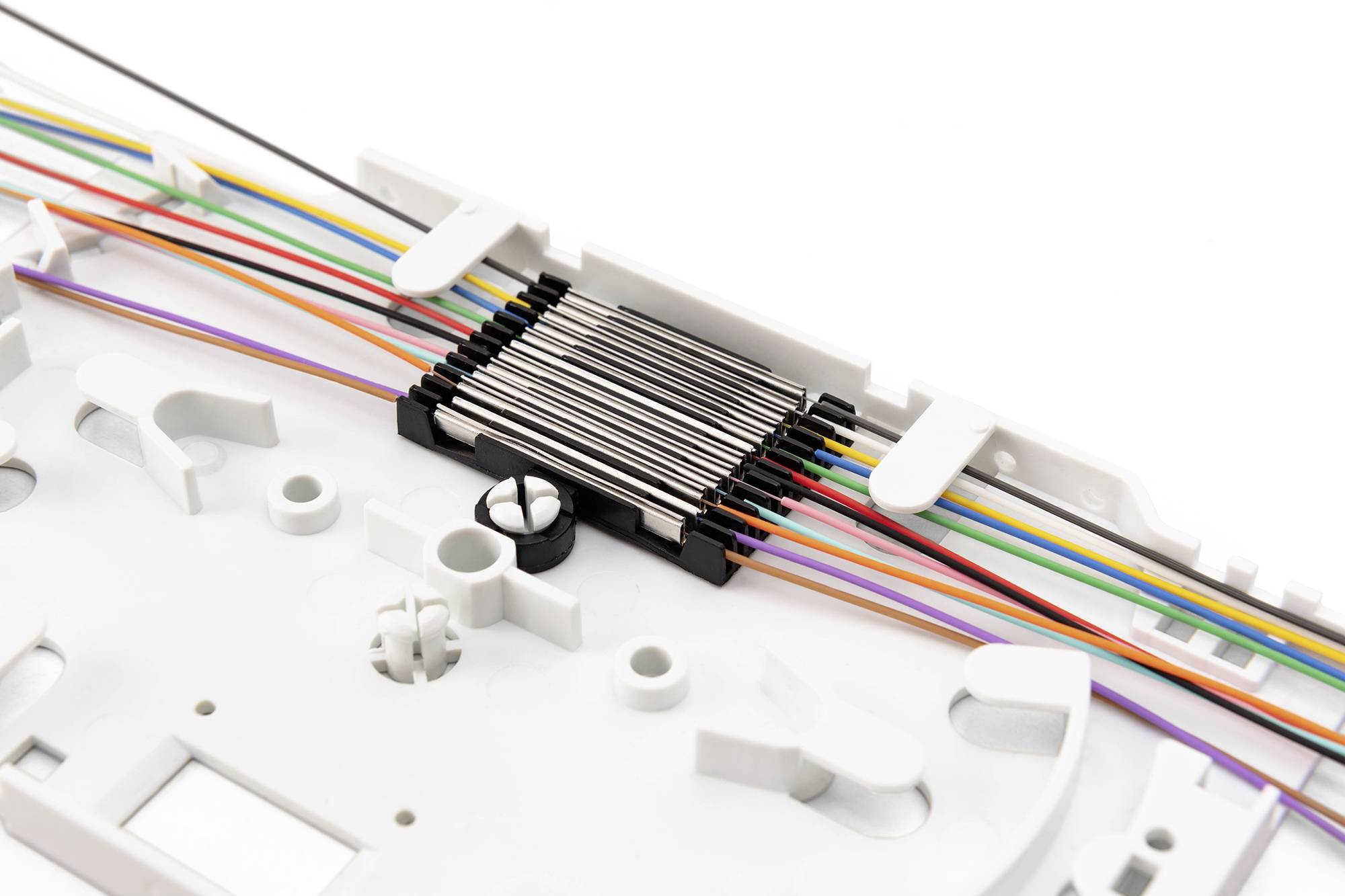Ein Glasfaser-Verbindungstray mit mehrfarbigen Kabeln, ordentlich sortiert, das strukturiertes Kabelmanagement in einer Telekommunikationseinrichtung präsentiert.