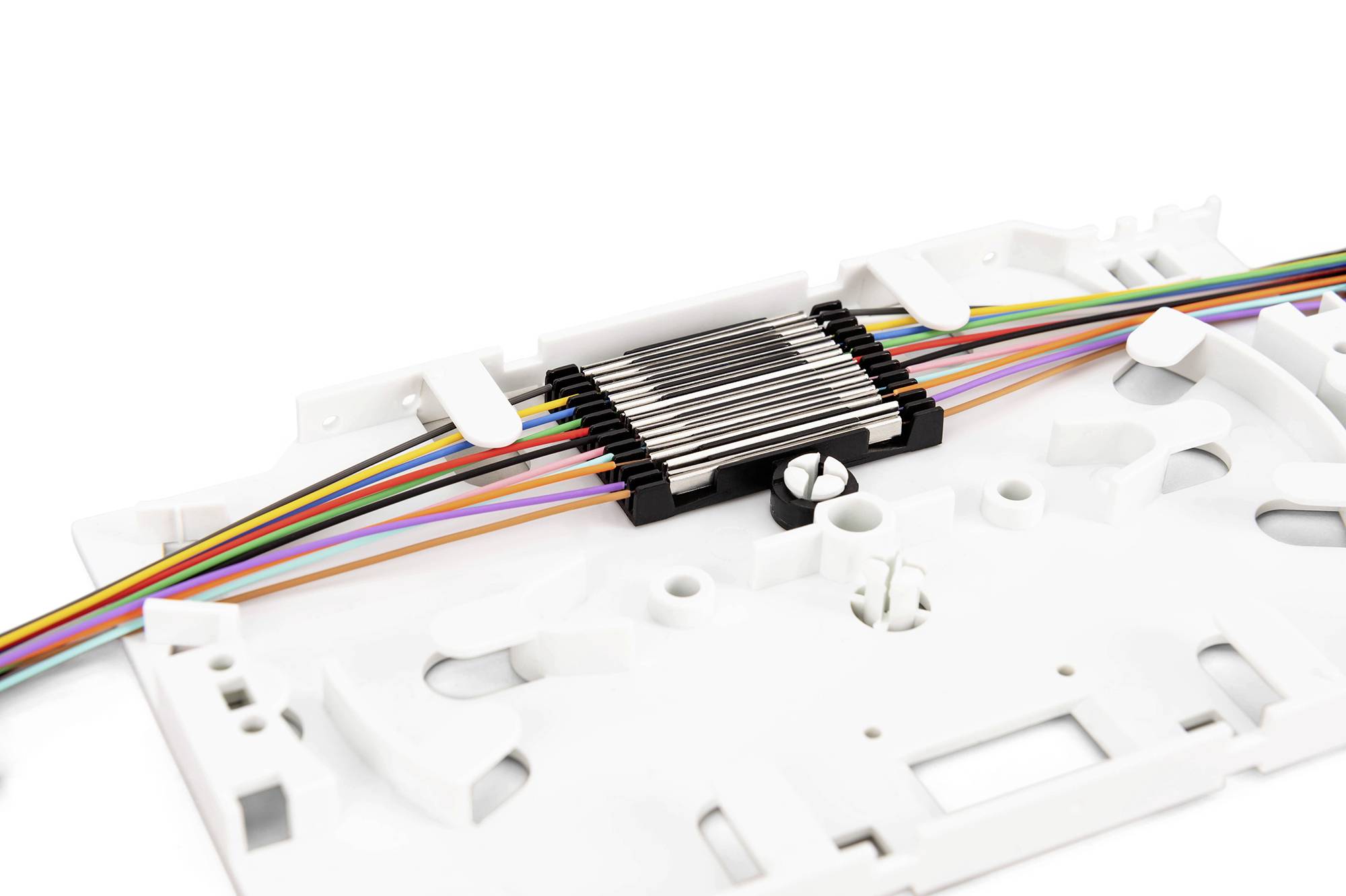 Ein Glasfaserspleißhalter mit mehreren farbig kodierten Glasfasern, die sauber angeordnet und gesichert sind und zur Organisation und zum Schutz von Verbindungen dienen.