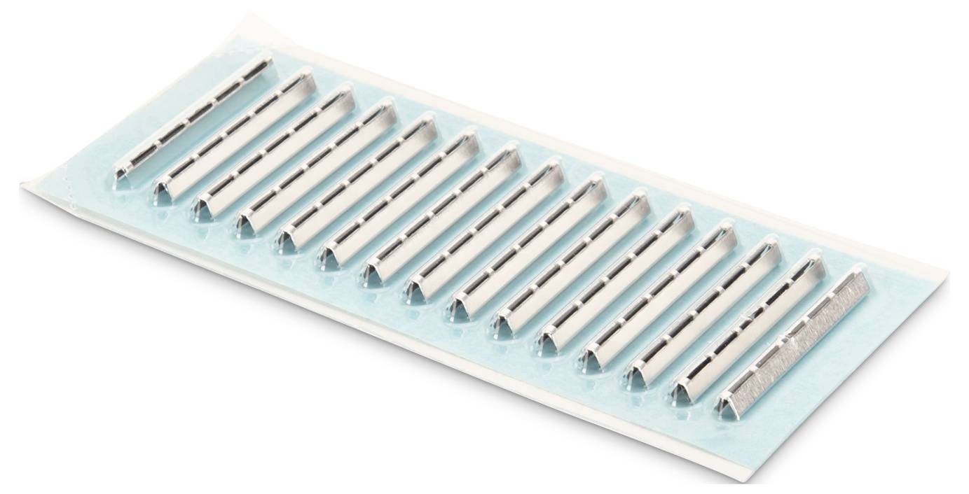 Ein Päckchen mit mehreren Silbernadeln, die in Reihen auf einem blauen Untergrund angeordnet sind und üblicherweise für medizinische oder akupunkturische Zwecke verwendet werden.