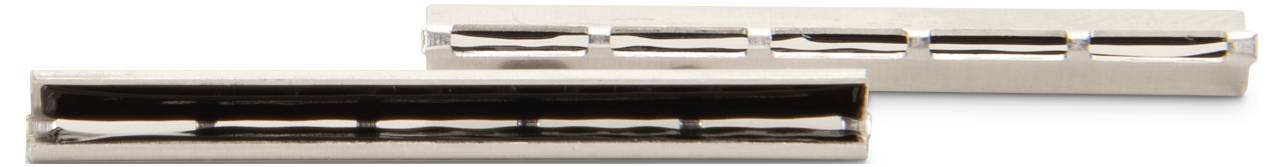 Zwei silberne Gitarrensättel mit gerillten Oberflächen zur Saitenpositionierung, leicht voneinander abgewinkelt.