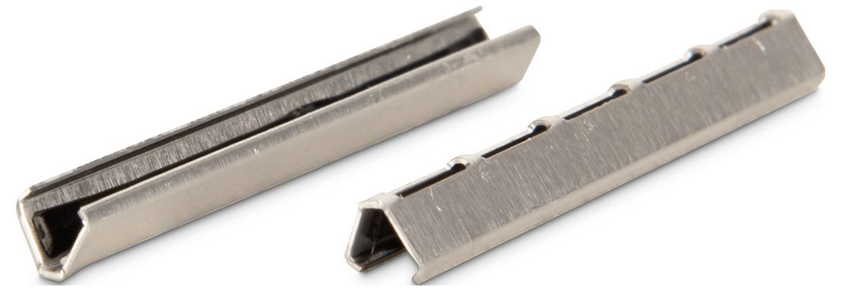 Zwei parallele Metallschildhalter, von denen einer aufrecht steht und der andere auf der Seite liegt, mit sichtbaren Rillen zum Befestigen von Schildern.