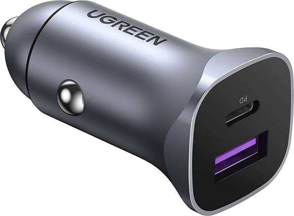 Ein Autoladegerät mit zwei Anschlüssen, ausgestattet mit einem USB-C und einem USB-A-Anschluss, seitlich mit der Bezeichnung 'UGREEN' versehen.