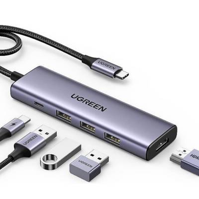 Ein Multiport-USB-C-Hub der Marke 'UGREEN' mit mehreren USB-Anschlüssen, einem HDMI-Anschluss und einem microSD-Kartenslot, zusammen mit Verbindungskabeln.