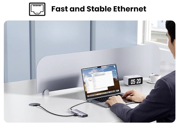 Eine Person arbeitet an einem Laptop, der über einen Adapter mit Ethernet verbunden ist. Der Bildschirm zeigt eine Dateiübertragung. Eine Uhr zeigt '05:20'. Der Text darüber lautet 'Schnell und stabil Ethernet'.